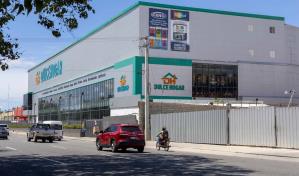 Tiendas clausuradas enfrentan acusaciones por falta de permisos, parqueos y estudios ambientales