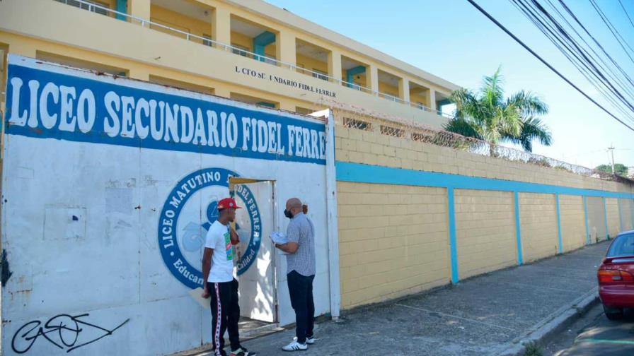 Policía reforzará seguridad en escuelas tras apuñalamiento de estudiante en el liceo Fidel Ferrer