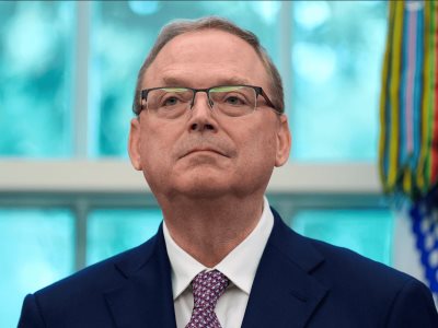 Asesor de Trump defiende independencia de la Fed