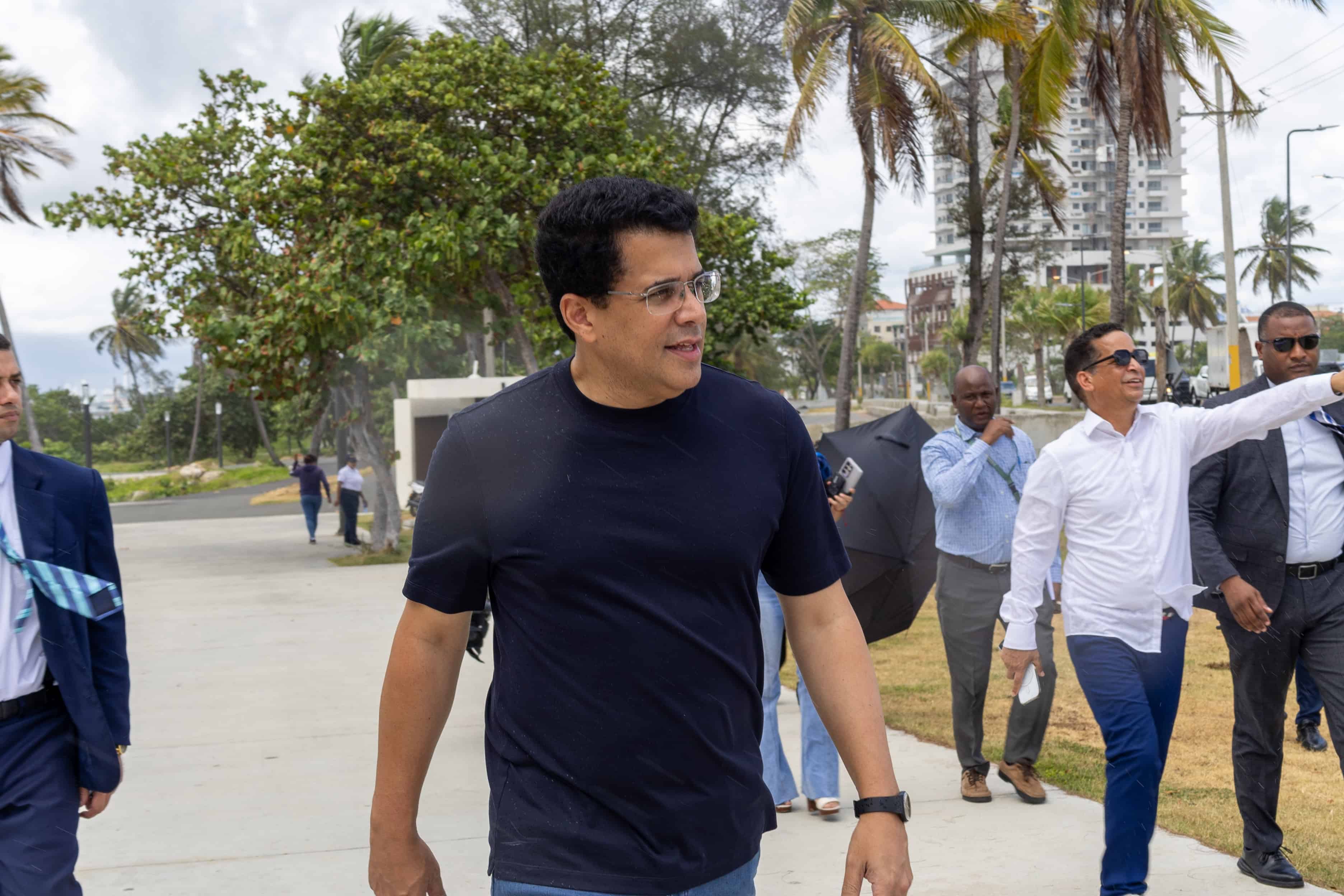 El ministro Collado mientras caminaba por la fase dos del Malecón santo Domingo Este.