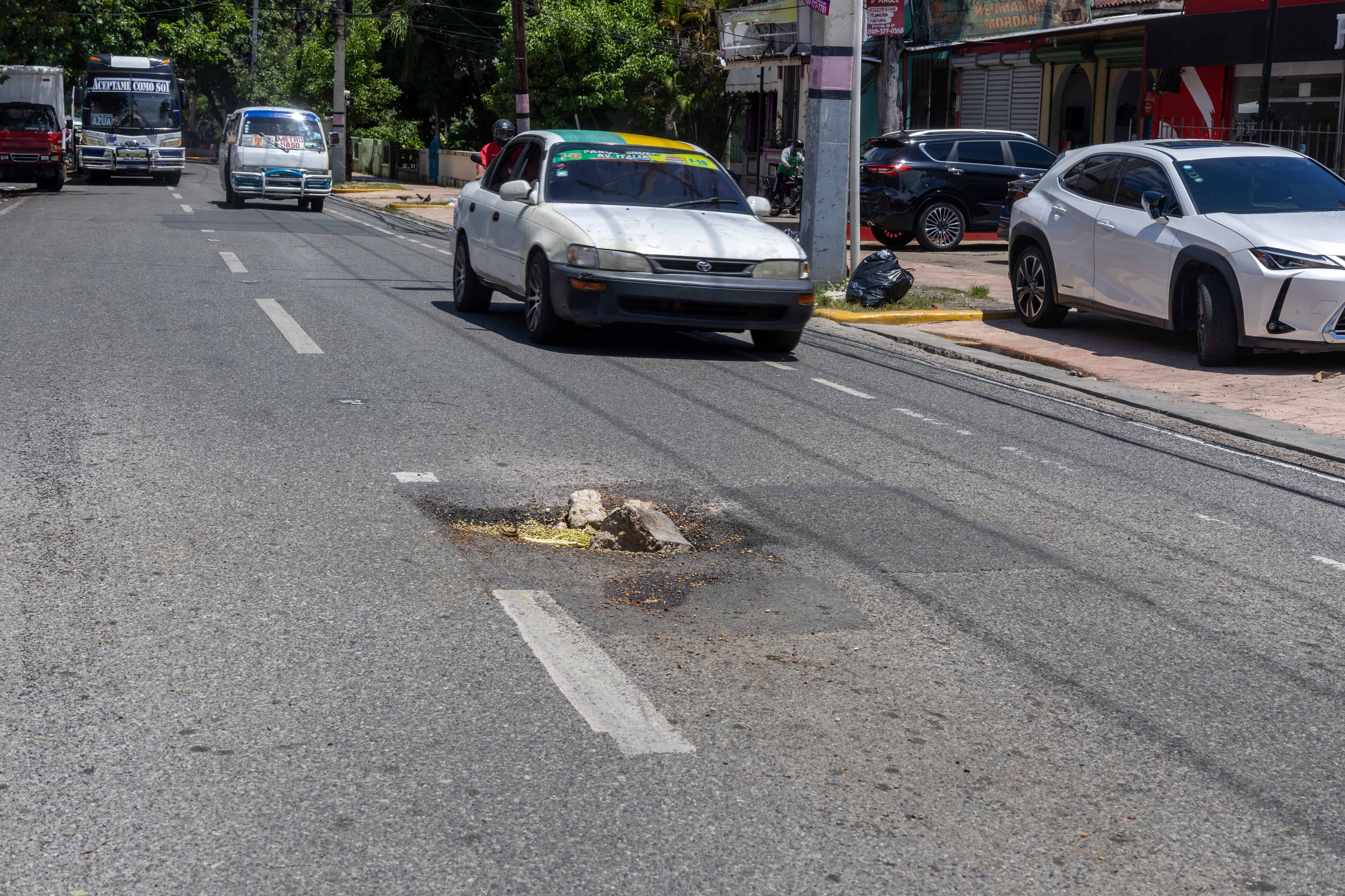 Un buen samaritano colocó piedras y objetos para alertar a conductores.