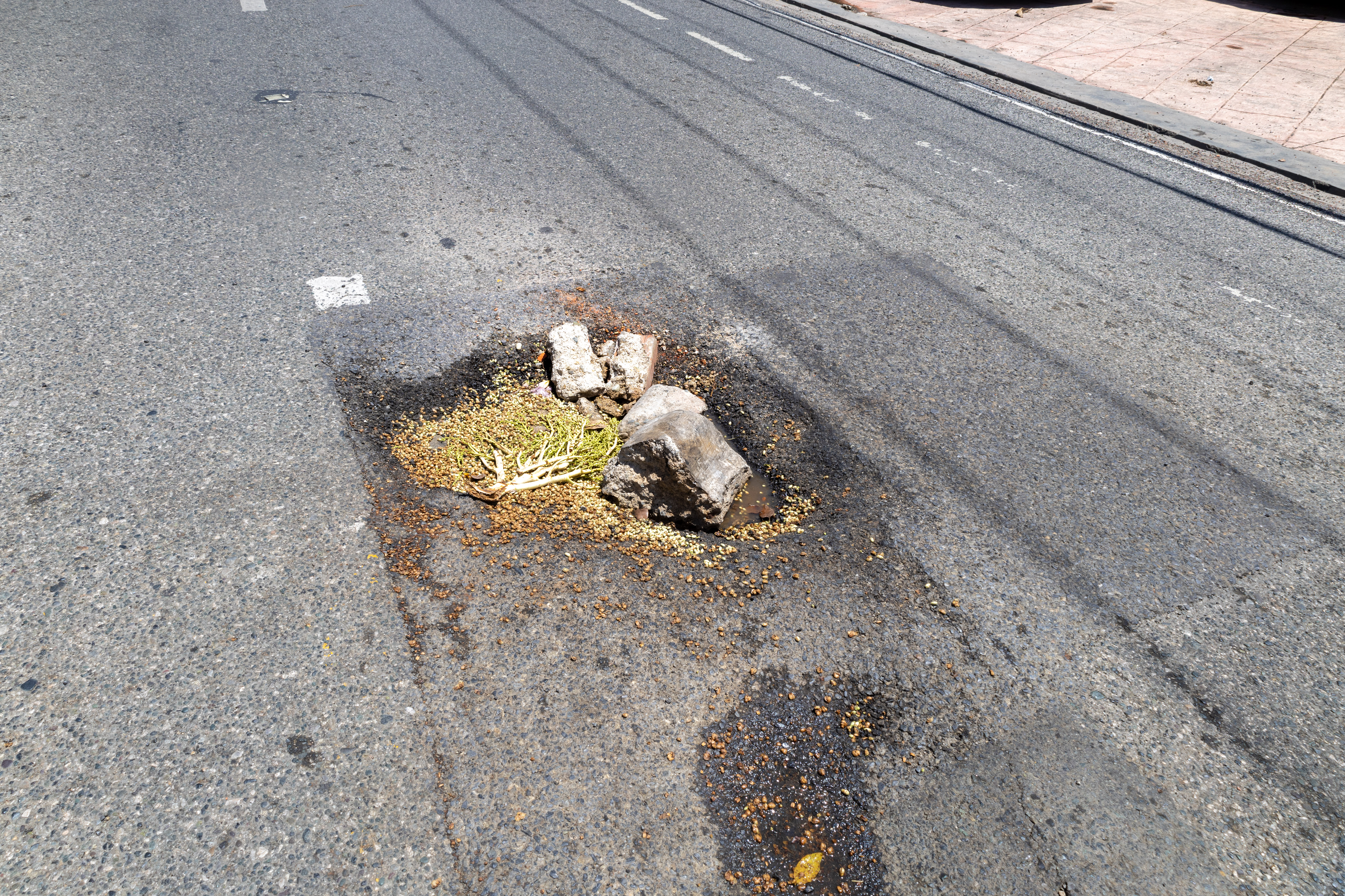 Hoyo en la avenida Bolívar casi esquina Enrique Henríquez.