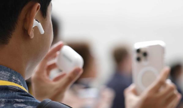 Apple equipa sus AirPods con traducción en inglés, español, portugués, francés y alemán