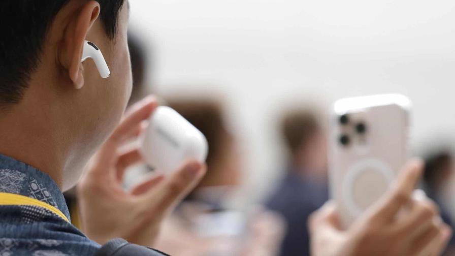 Apple equipa sus AirPods con traducción en inglés, español, portugués, francés y alemán