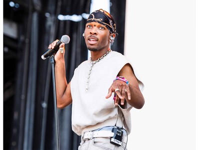 Hallan pornografía infantil en teléfono de cantante D4vd