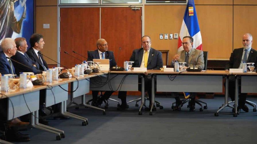 El Gobierno y la banca revisan la econom&iacute;a ante alza del d&oacute;lar