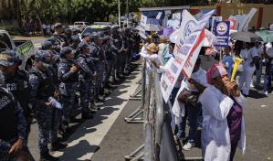 Gremios de enfermería protestan frente al Palacio Nacional por incumplimiento de acuerdos