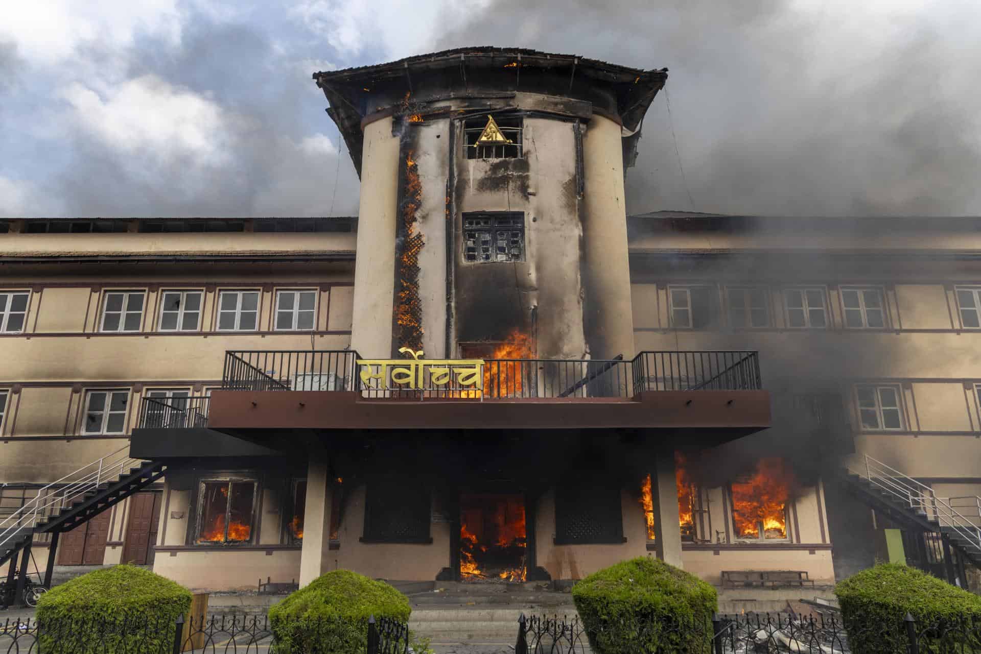 Muere quemada la esposa de un ex primer ministro de Nepal durante un ataque a su vivienda Muere quemada la esposa de un ex primer ministro de Nepal durante un ataque a su vivienda