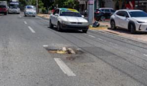 Conductores en riesgo por hoyos y badenes en mal estado en avenidas de la ciudad