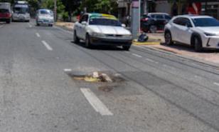 Conductores en riesgo por hoyos y badenes en mal estado en avenidas de la ciudad