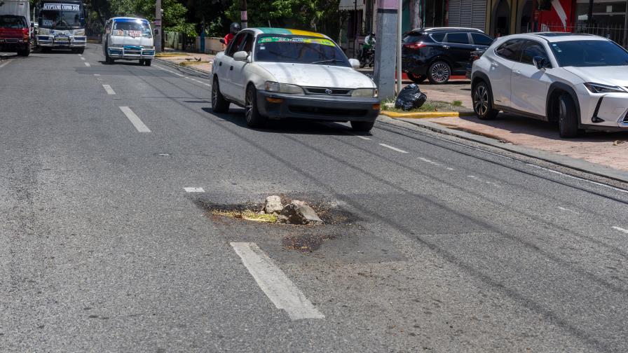 Conductores en riesgo por hoyos y badenes en mal estado en avenidas de la ciudad Conductores en riesgo por hoyos y badenes en mal estado en avenidas de la ciudad
