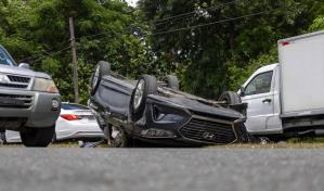 Vehículo se vuelca al intentar esquivar una camioneta en los Jardines del Norte