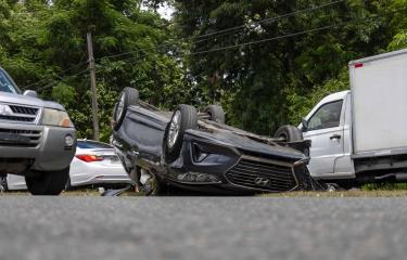 Vehículo se vuelca al intentar esquivar una camioneta en los Jardines del Norte