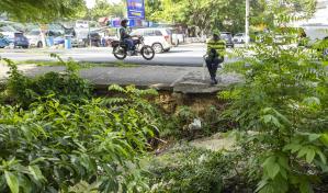 Riesgo latente en intersección transitada: vehículos y peatones en peligro por mal estado de aceras