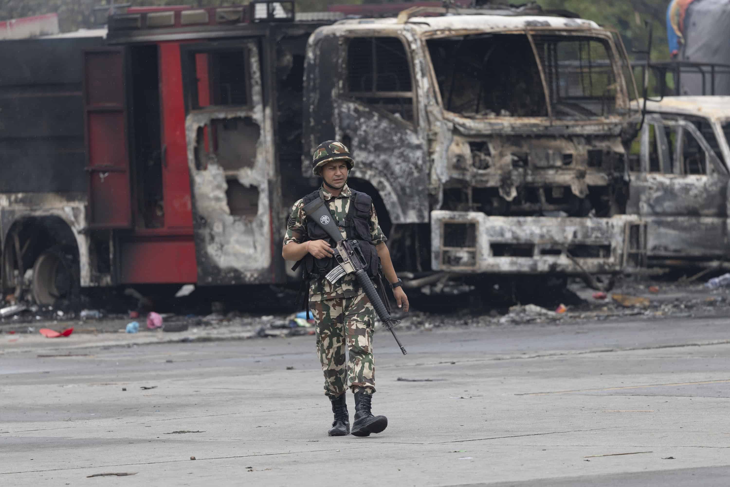El oficial del ejército nepalí patrulla una calle frente al edificio del Parlamento destruido en Katmandú, Nepal, el 10 de septiembre de 2025, después de manifestaciones violentas que destruyeron los principales edificios gubernamentales, incluido el Parlamento y la secretaría del gobierno, Singha Durbar. La protesta, que comenzó el 8 de septiembre, fue dirigida por un grupo de jóvenes que se identificaban como Generación Z, contra la corrupción y una prohibición de las redes sociales impuesta por el gobierno. (Protestas)