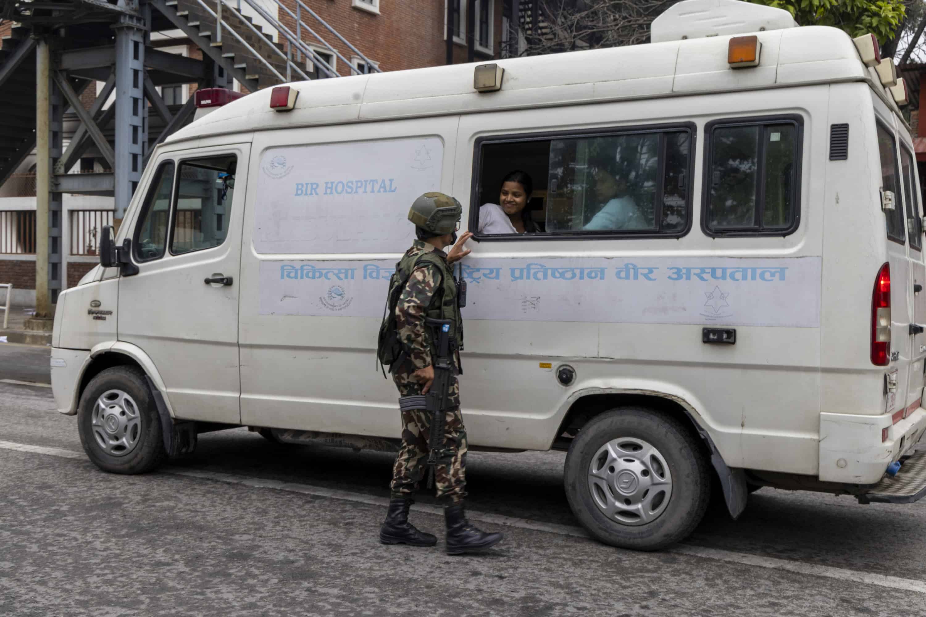 Un oficial del Ejército Nepalí patrulla las calles de Katmandú, Nepal, el 10 de septiembre de 2025, después de manifestaciones violentas que destruyeron grandes edificios gubernamentales, incluido el Parlamento y la secretaría del gobierno, Singha Durbar. La protesta, que comenzó el 8 de septiembre, fue dirigida por un grupo de jóvenes que se identificaban como Generación Z, contra la corrupción y una prohibición de las redes sociales impuesta por el gobierno. (Protestas)