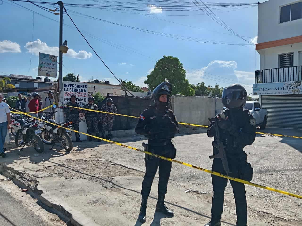 Agentes de la Policía en la escena.