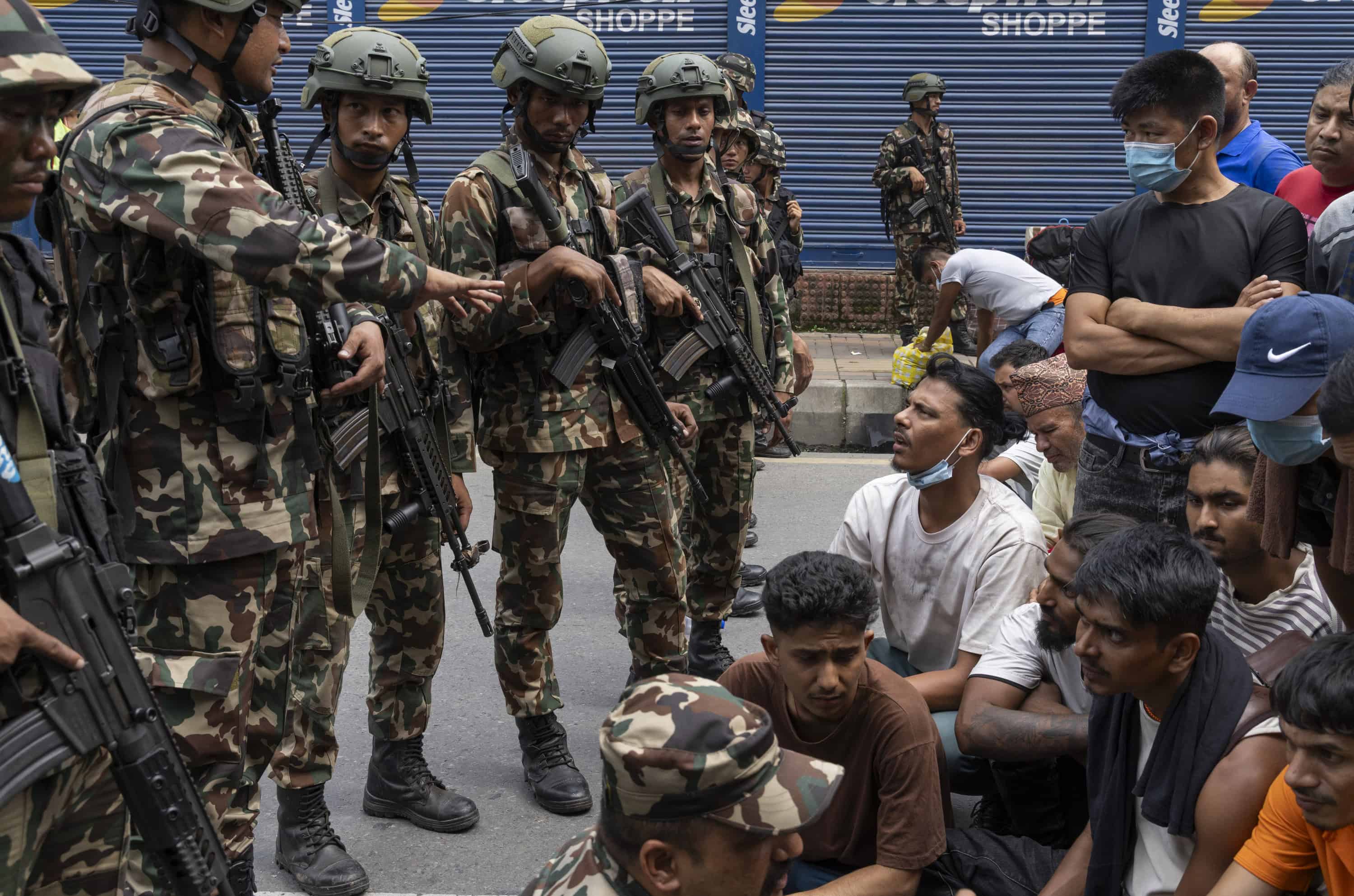 Miembros del ejército nepalí toman el control para recapturar a los prisioneros que intentan escapar de la prisión de Dilli Bazaar en Katmandú, Nepal, el 10 de septiembre de 2025, tras las manifestaciones violentas que destruyeron los principales edificios gubernamentales, incluido el Parlamento y la secretaría del gobierno, Singha Durbar. La protesta, que comenzó el 8 de septiembre, fue dirigida por un grupo de jóvenes que se identificaban como Generación Z, contra la corrupción y una prohibición de las redes sociales impuesta por el gobierno. (Protestas)