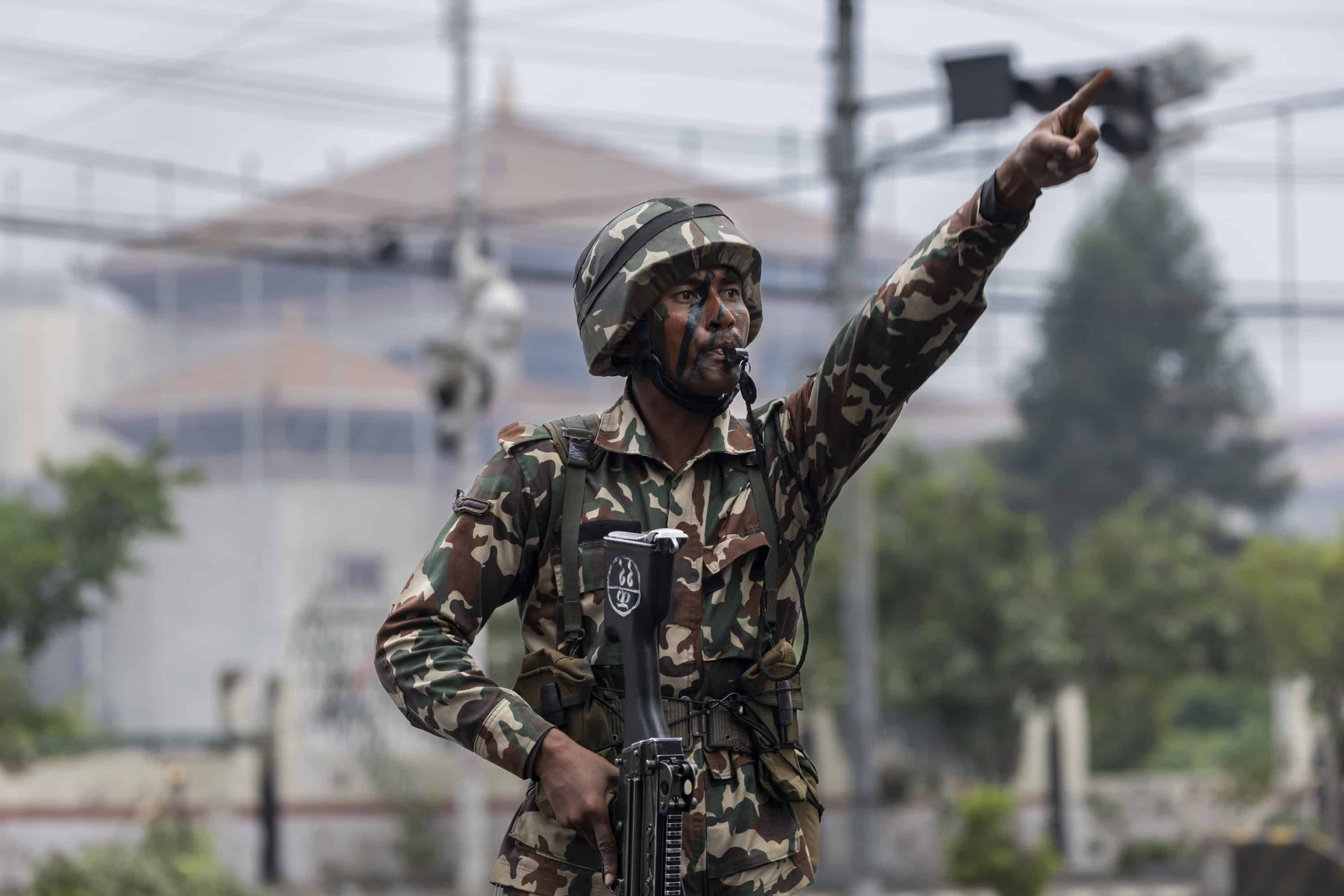 Un oficial del Ejército Nepalí patrulla las calles de Katmandú, Nepal, el 10 de septiembre de 2025, después de manifestaciones violentas que destruyeron grandes edificios gubernamentales, incluido el Parlamento y la secretaría del gobierno, Singha Durbar. La protesta, que comenzó el 8 de septiembre, fue dirigida por un grupo de jóvenes que se identificaban como Generación Z, contra la corrupción y una prohibición de las redes sociales impuesta por el gobierno. (Protestas)