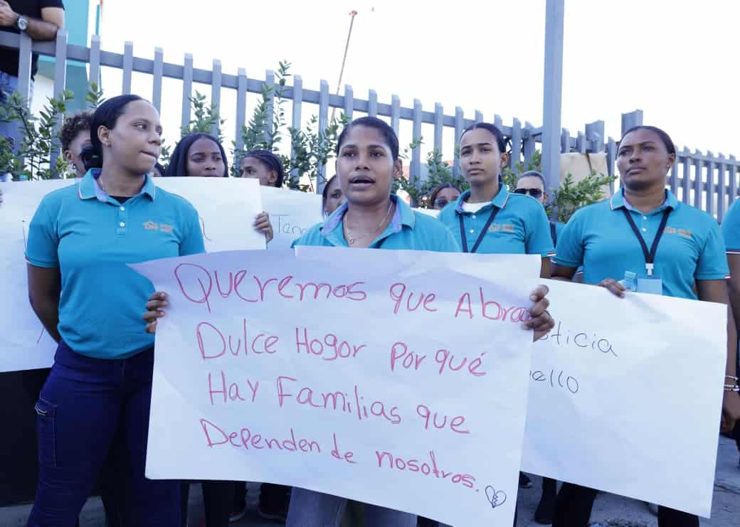 Empleadas de la tienda china Dulce Hogar protestan el miércoles 10 de septiembre por el cierre del establecimiento. 