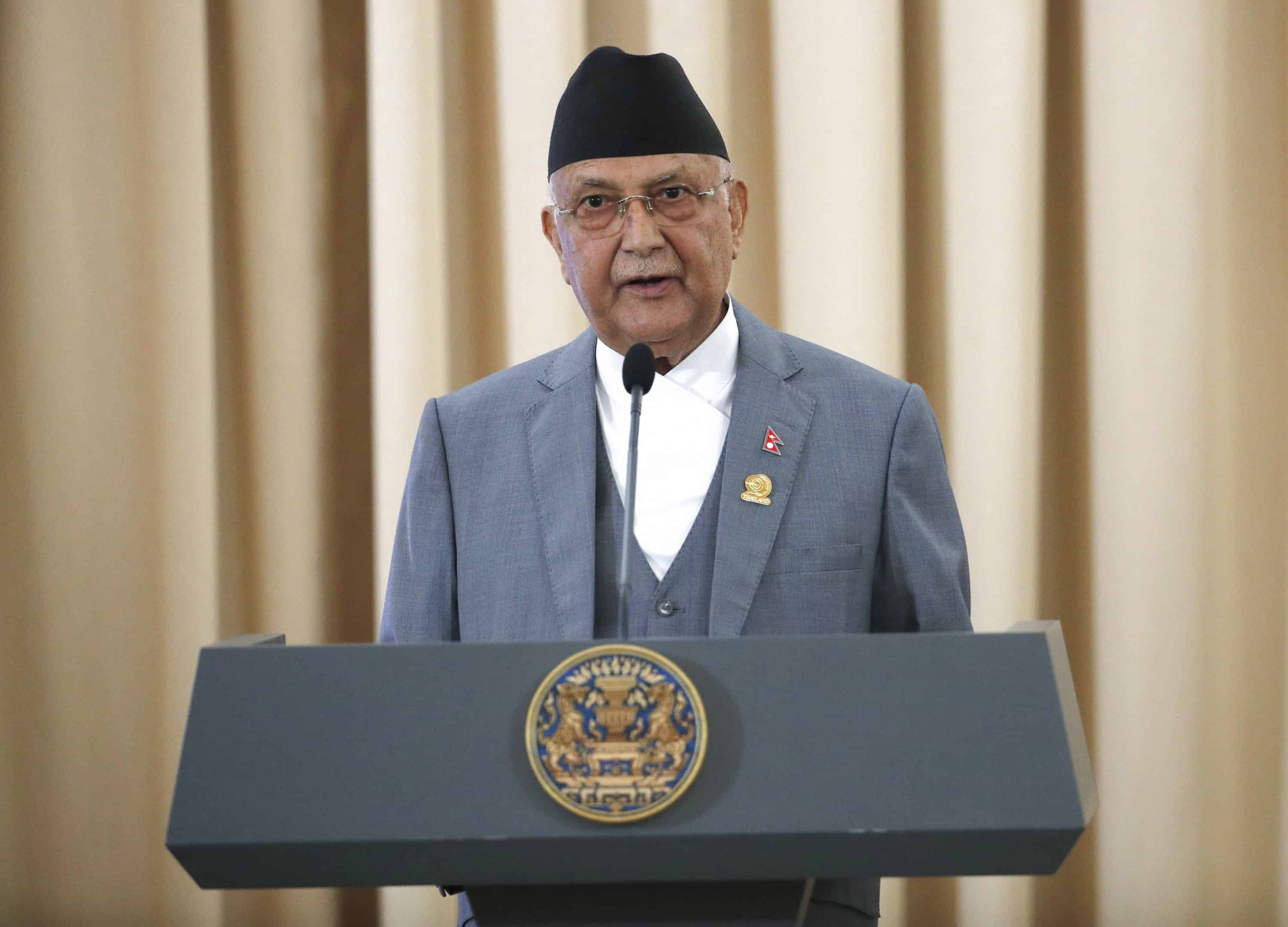 Fotografía de archivo del primer ministro de Nepal, K.P. Sharma Oli, quien ha dimitido este martes tras dos días de protestas del movimiento autodenominado Generación Z contra la corrupción y el veto de redes sociales, en las que murieron 19 personas y más de 300 resultaron heridas, según comunicó el mandatario en una carta de renuncia. He renunciado al cargo de primer ministro con efecto a partir de hoy (...), a fin de adoptar nuevas medidas hacia una solución política y la resolución de los problemas de conformidad con la Constitución, teniendo en cuenta la situación extraordinaria que prevalece actualmente en el país, dijo Oli en la misiva. El primer ministro K.P. Sharma Oli, del Partido Comunista de Nepal (Marxista-Leninista Unificado) (CPN-UML), lideraba el Gobierno de Nepal desde julio de 2024.