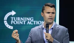 El comentarista Charlie Kirk en estado crítico tras tiroteo en universidad de Utah; hay un detenido