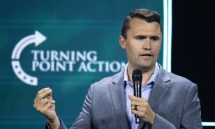 El comentarista Charlie Kirk en estado crítico tras tiroteo en universidad de Utah; hay un detenido