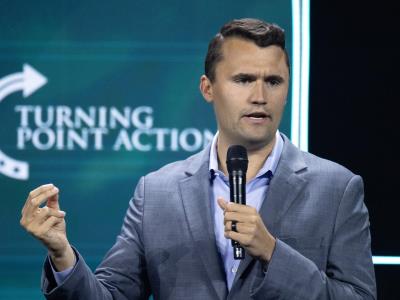 Comentarista Charlie Kirk se encuentra en estado crítico