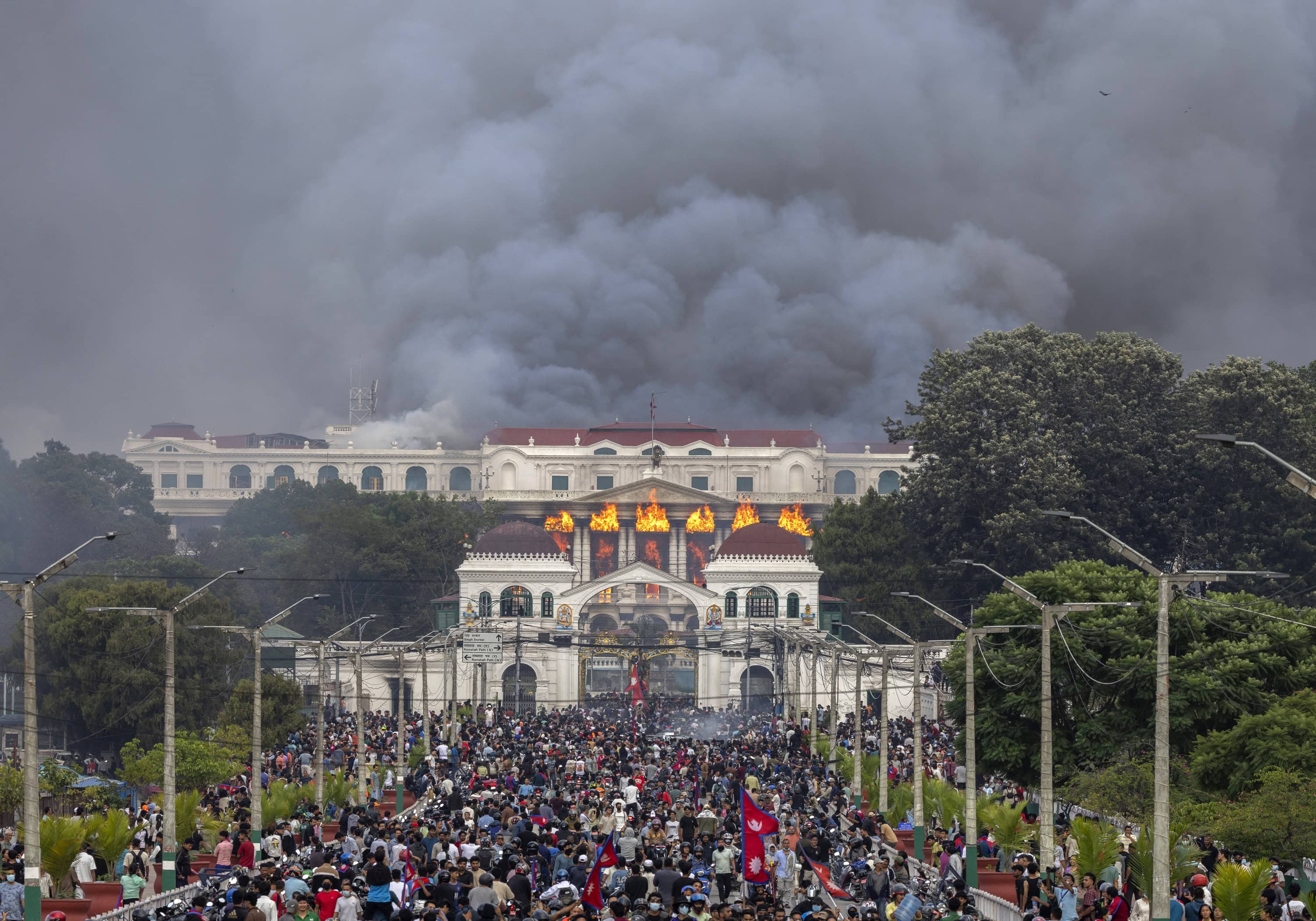 El fuego y el humo se elevan desde el palacio Singha Durbar, que alberga edificios gubernamentales y parlamentarios, después de que los manifestantes asaltaran las instalaciones durante manifestaciones violentas en Katmandú, Nepal, el 9 de septiembre de 2025. Al menos 19 personas murieron y docenas resultaron heridas el 8 de septiembre durante manifestaciones contra la corrupción y una prohibición de las redes sociales del gobierno. (Protestas)