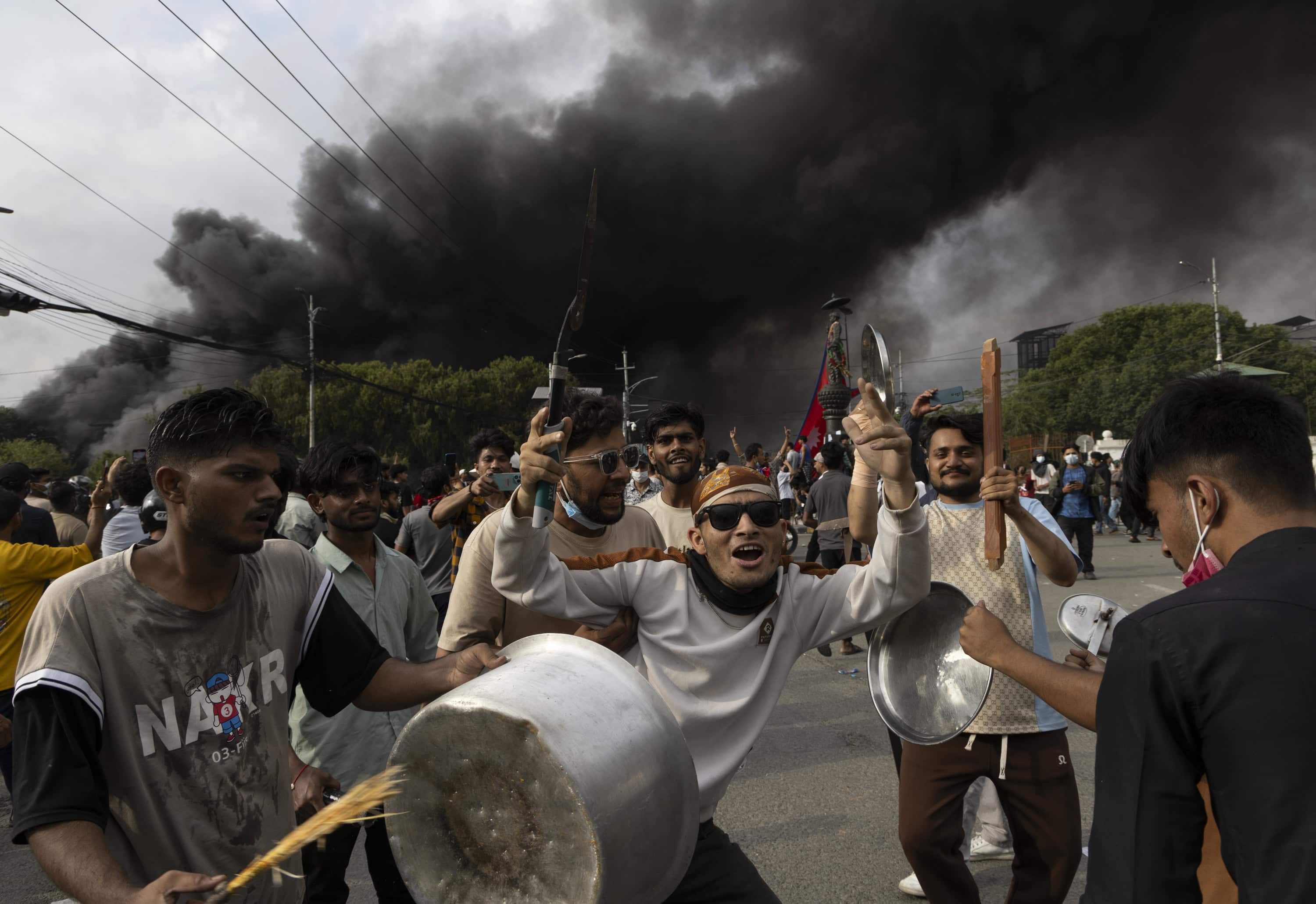 Los manifestantes se reúnen frente al palacio Singha Durbar, que alberga los edificios del gobierno y del parlamento, abandonados por el aumento del humo durante las manifestaciones violentas en Katmandú, Nepal, el 9 de septiembre de 2025. Al menos 19 personas murieron y docenas resultaron heridas el 8 de septiembre durante manifestaciones contra la corrupción y una prohibición de las redes sociales del gobierno. (Protestas)