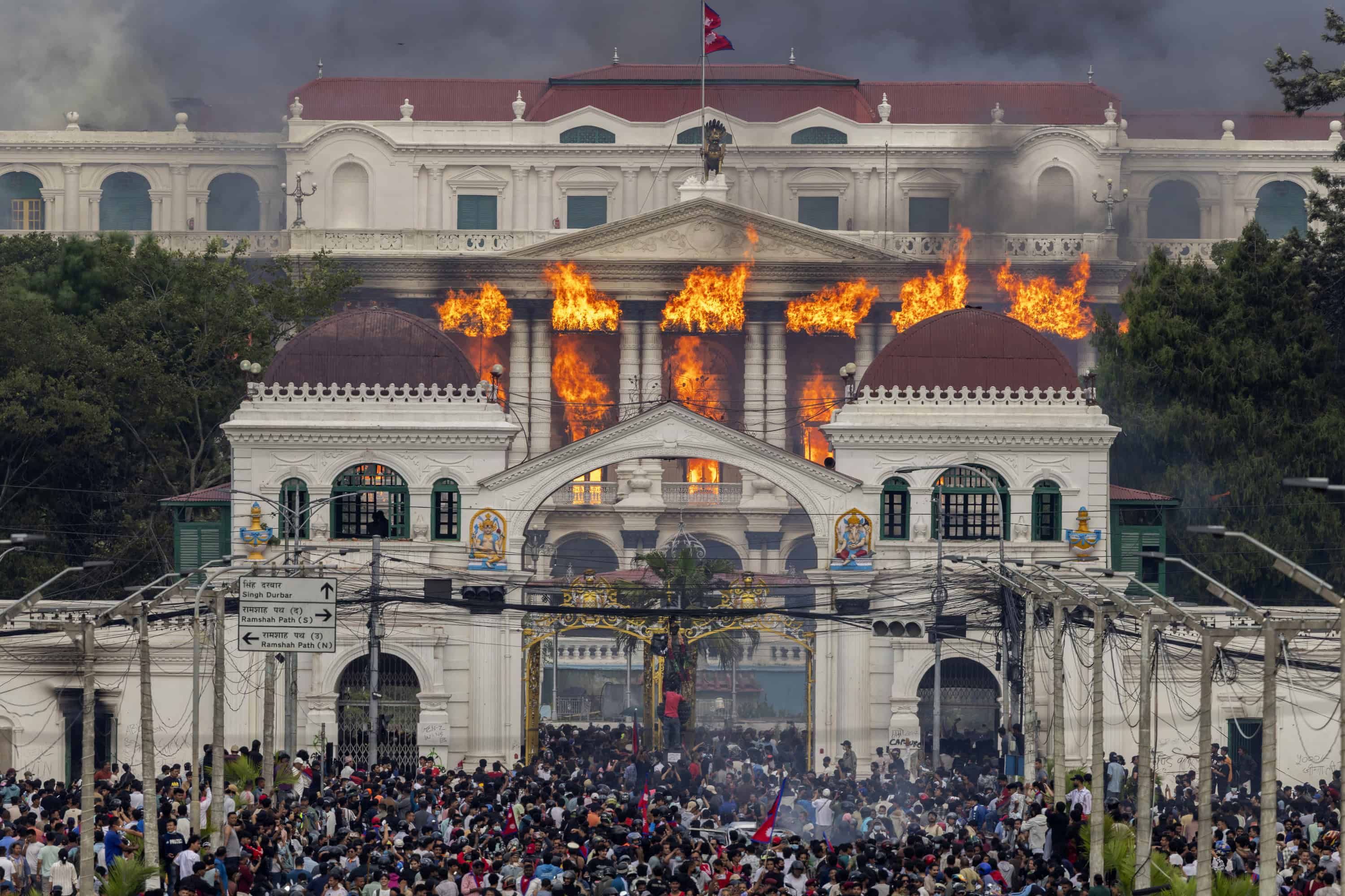 El fuego y el humo se elevan del palacio Singha Durbar, que alberga los edificios gubernamentales y parlamentarios, después de que los manifestantes irrumpieran en las instalaciones durante las violentas manifestaciones en Katmandú, Nepal, este martes. Al menos 19 personas murieron y decenas resultaron heridas el 8 de septiembre durante las manifestaciones contra la corrupción y la prohibición gubernamental de las redes sociales. 
