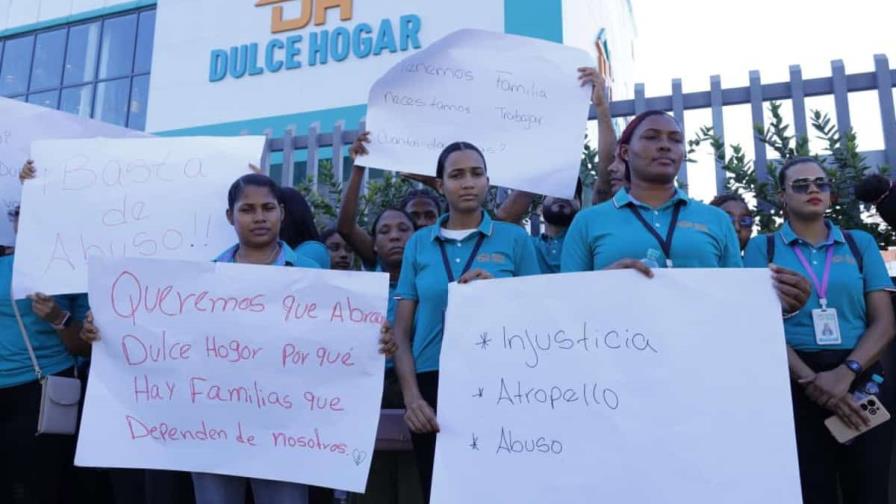 Empleados de la tienda Dulce Hogar protestan por cierre y exigen reapertura Empleados de la tienda Dulce Hogar protestan por cierre y exigen reapertura