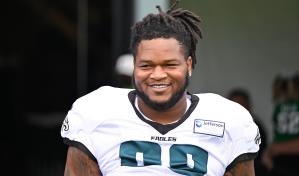 NFL suspende un juego y multa a Jalen Carter con 57.222 dólares por escupir a Dak Prescott