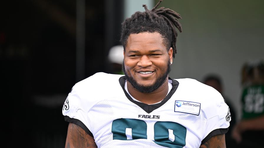 NFL suspende un juego y multa a Jalen Carter con 57.222 dólares por escupir a Dak Prescott