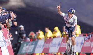 Pellizzari se lleva una etapa de la Vuelta sin incidentes por protestas