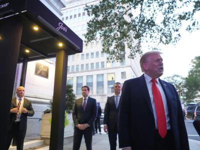 Trump cena en restaurante cercano a Casa Blanca