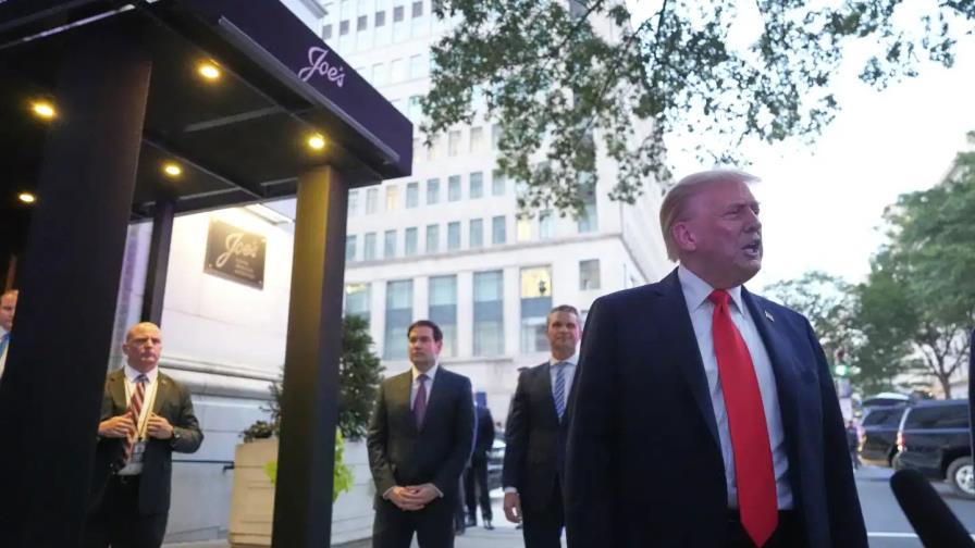 Trump sale a cenar y a jugar billar para promover la toma federal de Washington Trump sale a cenar y a jugar billar para promover la toma federal de Washington