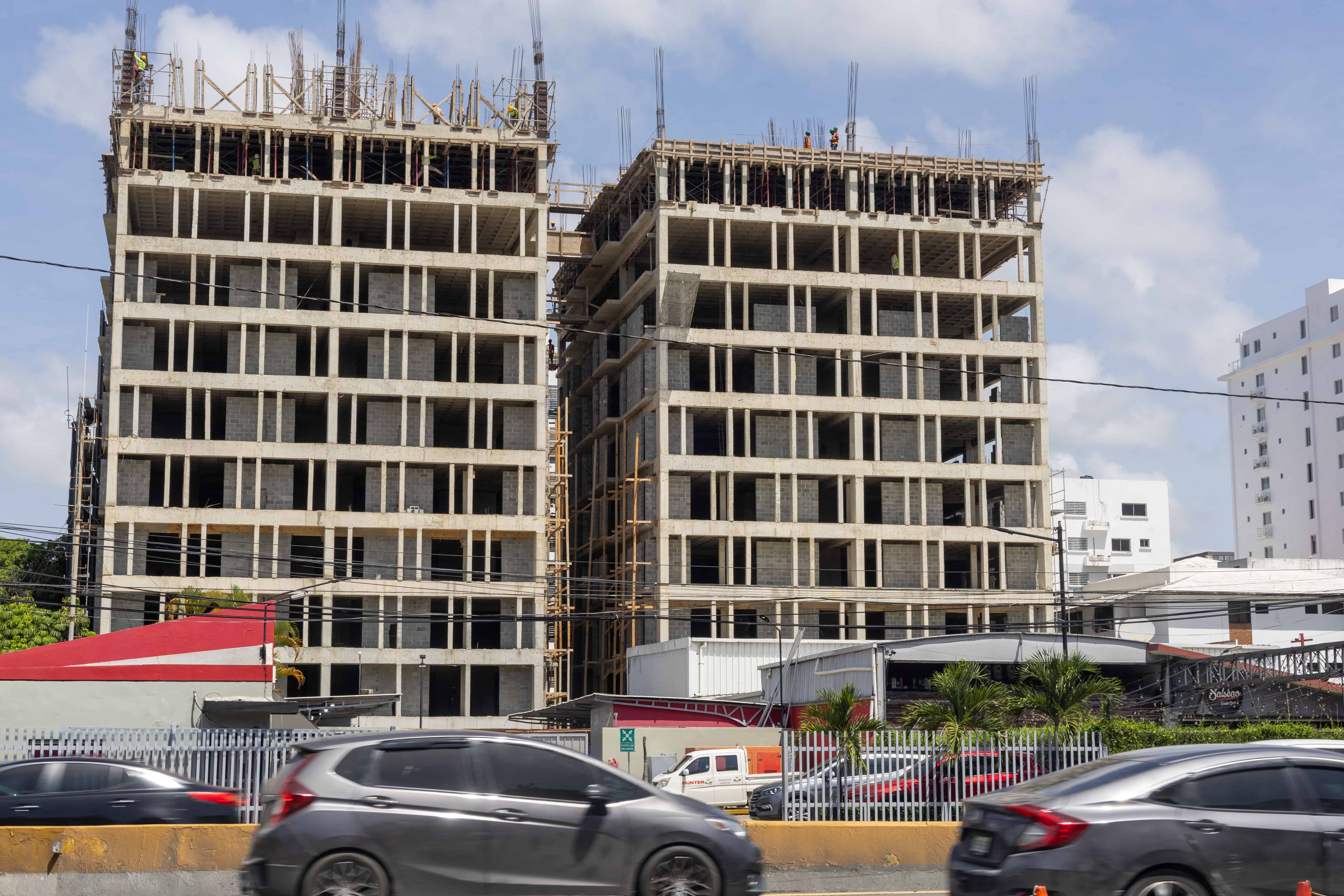 Edificios sin protección en la avenida 27 de Febrero próximo a la Churchill.