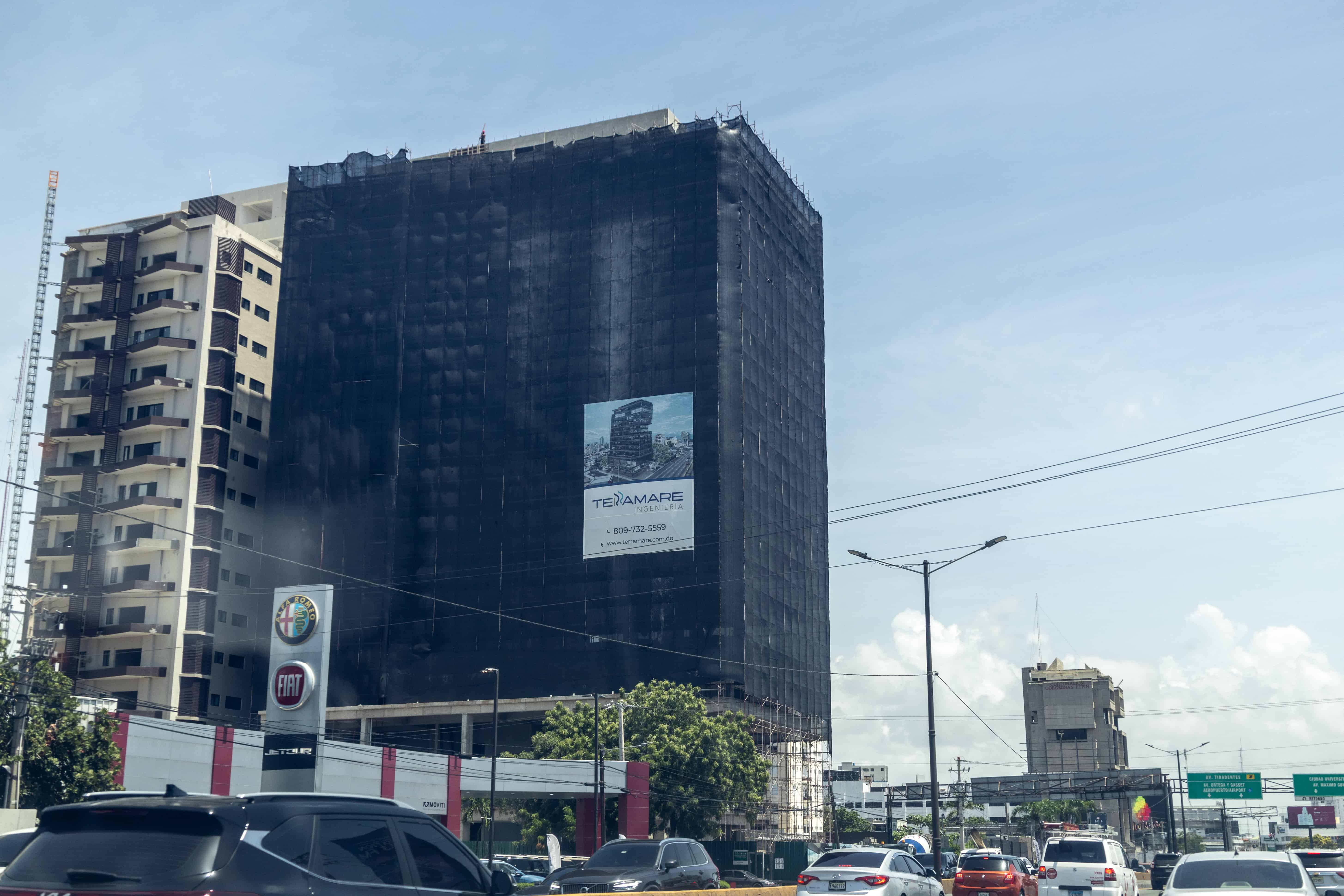 Construcción protegida con malla.