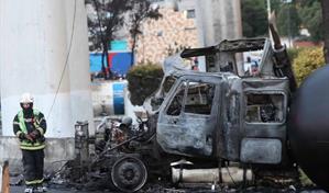 Tres muertos y decenas de heridos al explotar un camión que transportaba gas en Ciudad de México