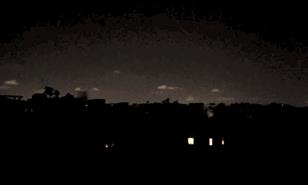 Crónica de las noches de apagones: cómo WhatsApp se convierte en la chispa de los cacerolazos