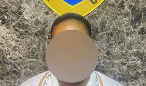 La mujer que lanzó piedra a Policía en Santo Domingo Este enfrenta cargos por agresión