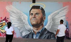 El cuerpo de Charlie Kirk llega a Arizona escoltado por fuerzas de EE. UU. y entre homenajes