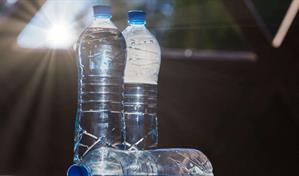 Esto es lo que le pasa a tu cuerpo cuando tomas agua de botellas de plástico calentadas al sol