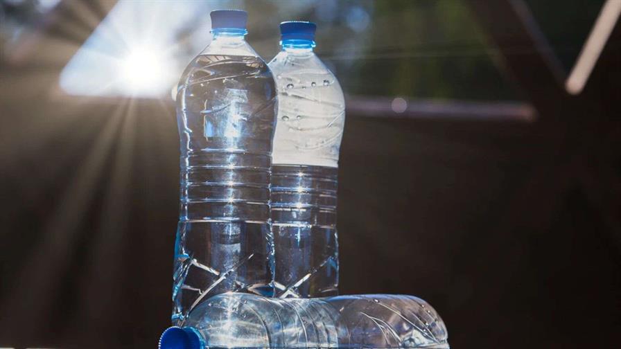 Esto es lo que le pasa a tu cuerpo cuando tomas agua de botellas de plástico calentadas al sol