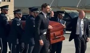 Vance acompaña el ataúd de Kirk de Utah a Phoenix en el avión vicepresidencial