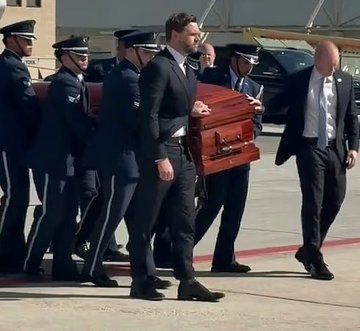 J.D. Vance acompaña traslado de Charlie Kirk en avión vicepresidencial