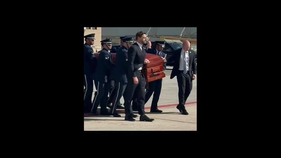 Vance acompaña el ataúd de Kirk de Utah a Phoenix en el avión vicepresidencial