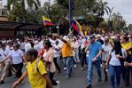 Noboa defiende con marcha consulta popular y sindicatos protestan contra gobierno de Ecuador