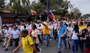 Noboa defiende con marcha consulta popular y sindicatos protestan contra gobierno de Ecuador